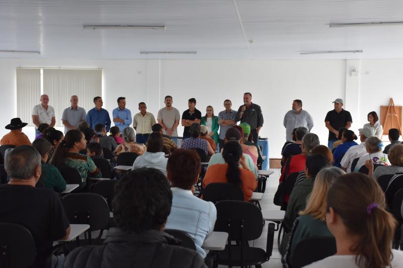 Vereadores participam de entrega de óculos do programa Olho Vivo